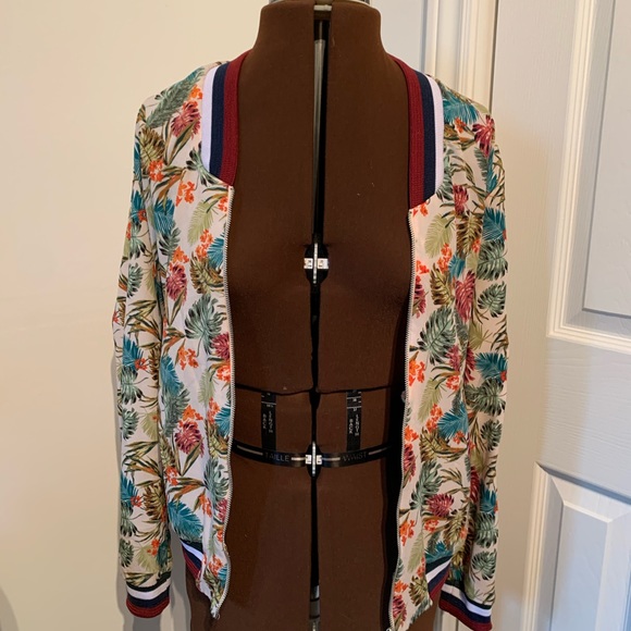 Stradivarius floral/tropical bomber jacket. - Picture 3 of 3